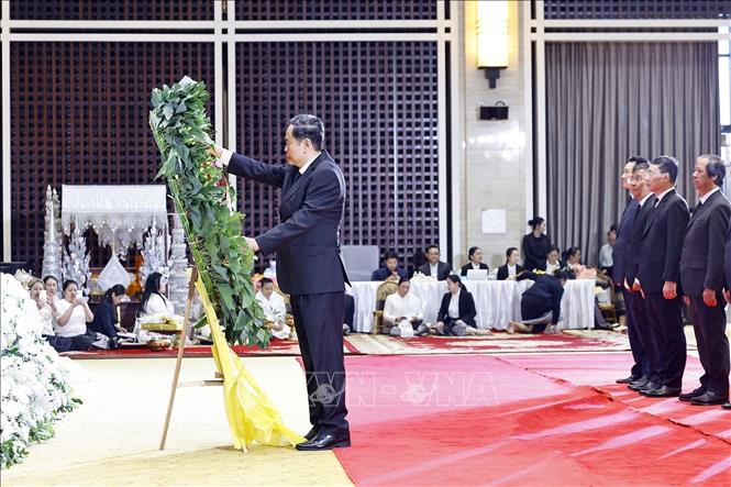 Chủ tịch Quốc hội Trần Thanh Mẫn dẫn đầu Đoàn đại biểu cấp cao của Đảng, Nhà nước Việt Nam viếng đồng chí Xaysomphone Phomvihane, Ủy viên Bộ Chính trị, Chủ tịch Quốc hội Lào. Ảnh: Doãn Tấn – TTXVN