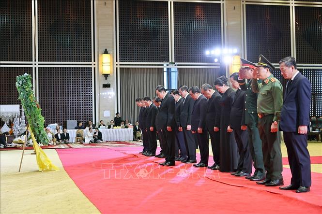 Chủ tịch Quốc hội Trần Thanh Mẫn dẫn đầu Đoàn đại biểu cấp cao của Đảng, Nhà nước Việt Nam viếng đồng chí Xaysomphone Phomvihane, Ủy viên Bộ Chính trị, Chủ tịch Quốc hội Lào. Ảnh: Doãn Tấn – TTXVN