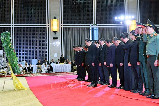 Chủ tịch Quốc hội Trần Thanh Mẫn dẫn đầu Đoàn đại biểu cấp cao của Đảng, Nhà nước Việt Nam viếng đồng chí Xaysomphone Phomvihane, Ủy viên Bộ Chính trị, Chủ tịch Quốc hội Lào. Ảnh: Doãn Tấn – TTXVN