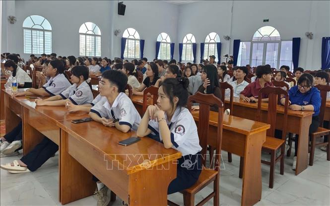 Đông đảo học sinh chăm chú theo dõi tọa đàm 