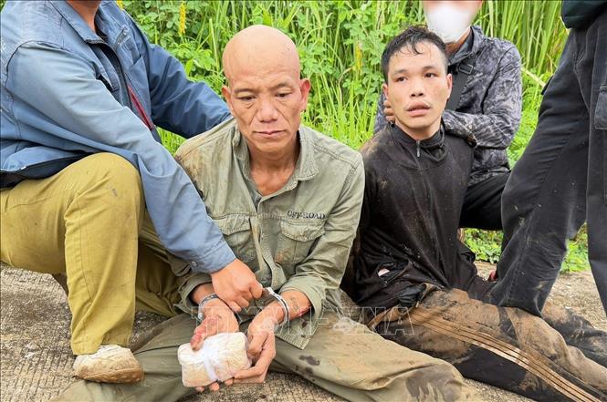 Hai đối tượng và tang vật. Ảnh: TTXVN phát. 