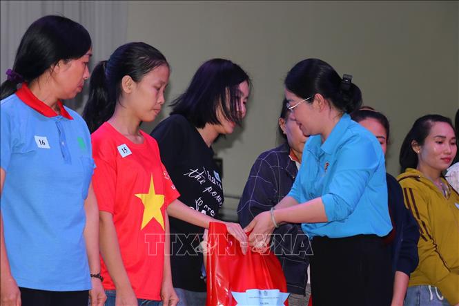Bà Nguyễn Kim Loan, Phó Chủ tịch Liên đoàn Lao động Thành phố Hồ Chí Minh tặng quà cho công nhân có hoàn cảnh khó khăn tại ngày hội,Ảnh: Thanh Vũ - TTXVN
