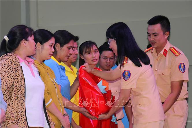 Thượng tá Nguyễn Thị Thanh Nga, Phó Trưởng phòng Cảnh sát giao thông Công an Thành phố Hồ Chí Minh tặng quà cho công nhân có hoàn cảnh khó khăn tại ngày hội,Ảnh: Thanh Vũ - TTXVN
