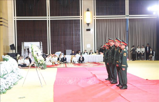 Đoàn đại biểu Bộ Quốc phòng Việt Nam do Thượng tướng Nguyễn Trường Thắng, Ủy viên Trung ương Đảng, Thứ trưởng Bộ Quốc phòng, làm Trưởng đoàn, viếng Chủ tịch Quốc hội Lào Xaysomphon Phomvihane. Ảnh: Xuân Tú - PV TTXVN tại Lào