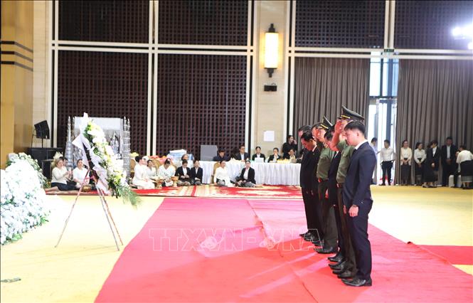 Đoàn đại biểu Bộ Công an Việt Nam do Thượng tướng Lê Văn Tuyến, Ủy viên Trung ương Đảng, Thứ trưởng Bộ Công an, làm Trưởng đoàn, viếng Chủ tịch Quốc hội Lào Xaysomphon Phomvihane. Ảnh: Xuân Tú - PV TTXVN tại Lào