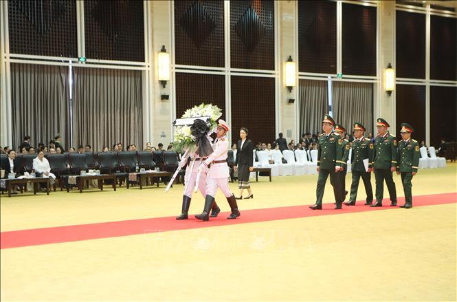 Đoàn đại biểu Bộ Quốc phòng Việt Nam do Thượng tướng Nguyễn Trường Thắng, Ủy viên Trung ương Đảng, Thứ trưởng Bộ Quốc phòng, làm Trưởng đoàn, viếng Chủ tịch Quốc hội Lào Xaysomphon Phomvihane. Ảnh: Xuân Tú - PV TTXVN tại Lào