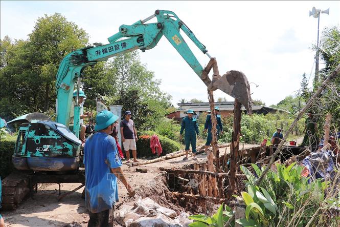 Thi công công trình bảo vệ vùng huyên canh sầu riêng ở xã Hiệp Đức, tỉnh Đồng Tháp trước nguy cơ triều cường dâng cao. Ảnh: Hữu Chí - TTXVN