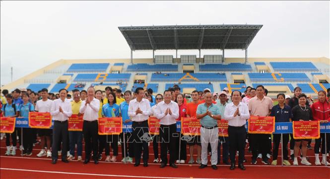 Ban tổ chức tặng cờ lưu niệm cho các đoàn tham dự Giải Vô địch Điền kinh quốc gia U20 và U23 năm 2026.Ảnh: Tuấn Kiệt – TTXVN.
