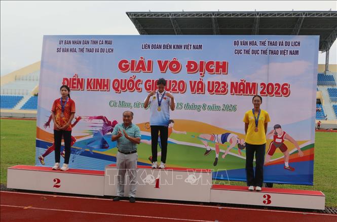 Ban tổ chức trao Huy chương cho các vận động viên đạt thành tích cao  tại Giải Vô địch Điền kinh quốc gia U20 và U23 năm 2026.Ảnh: Tuấn Kiệt – TTXVN.