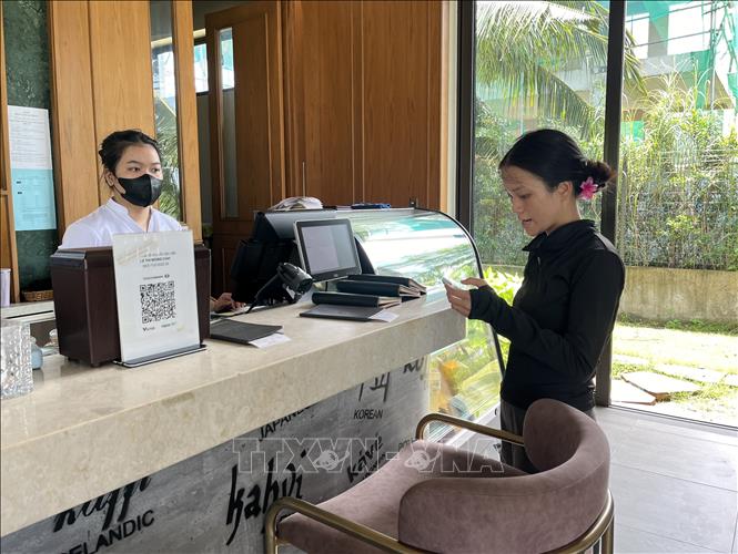 Từ thành thị đến nông thôn tại Tây Ninh đã hình thành thói quen giao dịch số trong hoạt động mua bán hàng ngày. Ảnh: Đức Hạnh - TTXVN 