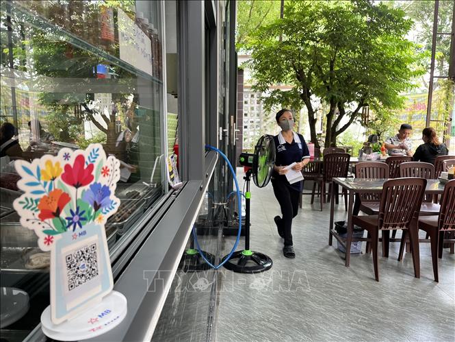 Mã QR xuất hiện phổ biến tại các cửa hàng. Ảnh: Đức Hạnh - TTXVN 