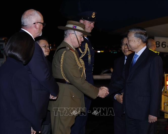Quan chức Australia đón Tổng Bí thư, Chủ tịch nước Tô Lâm tại sân bay quốc tế Sydney Kingsford Smith. Ảnh: Thống Nhất – TTXVN