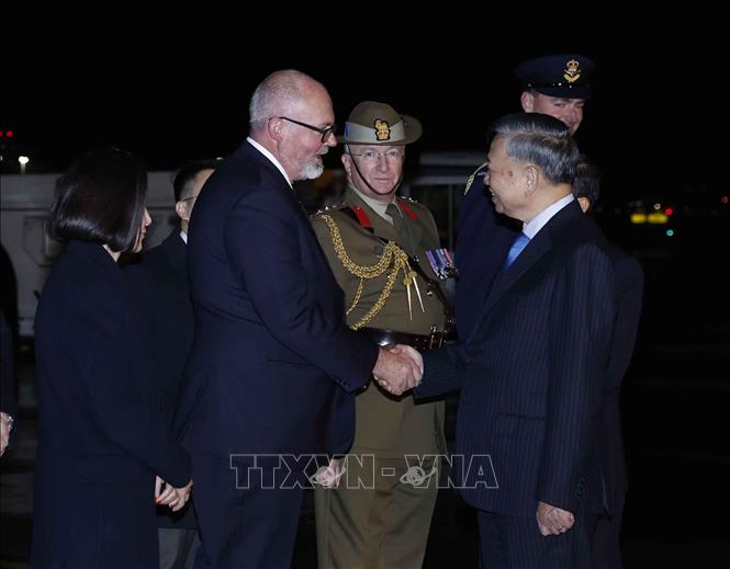 Quan chức Australia đón Tổng Bí thư, Chủ tịch nước Tô Lâm tại sân bay quốc tế Sydney Kingsford Smith. Ảnh: Thống Nhất – TTXVN