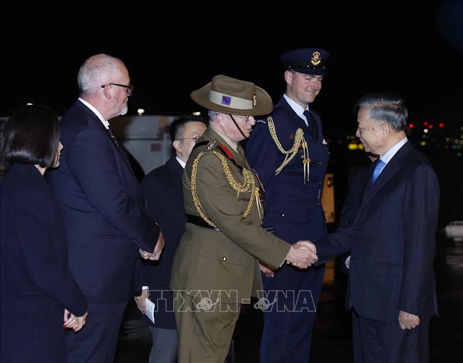 Quan chức Australia đón Tổng Bí thư, Chủ tịch nước Tô Lâm tại sân bay quốc tế Sydney Kingsford Smith. Ảnh: Thống Nhất – TTXVN