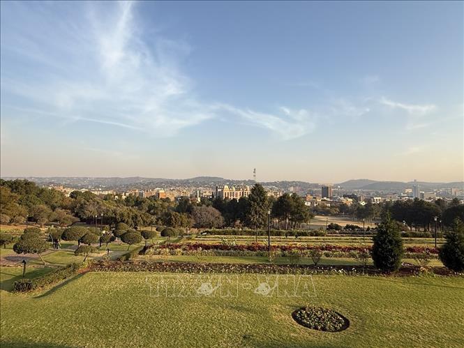 Góc nhìn bao quát từ khuôn viên Union Buildings xuống thủ đô Pretoria. Dù đã đạt nhiều thành tựu, phụ nữ Nam Phi ngày nay vẫn đang tiếp bước trên một mặt trận mới đầy cam go nhằm giải quyết triệt để vấn nạn bạo lực giới và bất bình đẳng xã hội. Ảnh: Đặng Huyền - PV TTXVN tại Nam Phi
