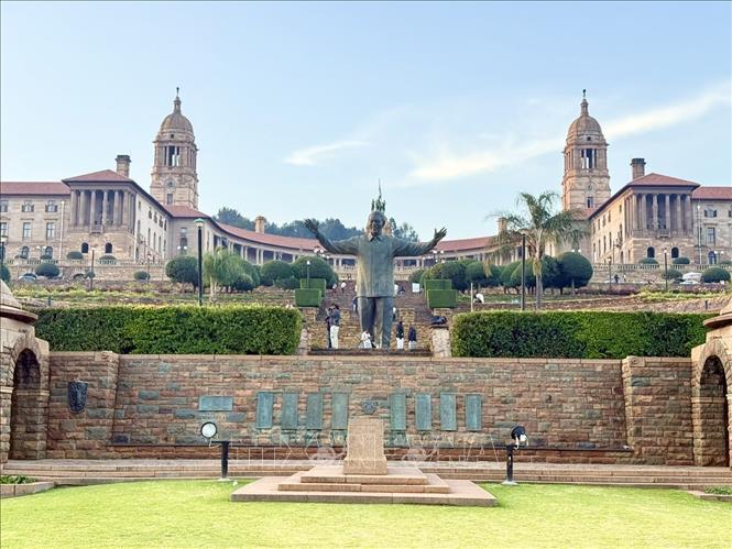 Quang cảnh tráng lệ của Tòa nhà Liên bang (Union Buildings) tại Pretoria, nơi từng chứng kiến những bước chân lịch sử của phụ nữ Nam Phi trong cuộc tuần hành đòi quyền bình đẳng cách đây đúng 7 thập kỷ. Ảnh: Đặng Huyền - PV TTXVN tại Nam Phi
