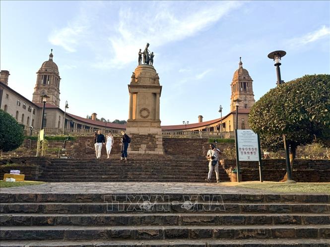 Những bậc thềm dẫn lên Union Buildings từng rung chuyển dưới bước chân kiên cường của hàng vạn phụ nữ năm 1956, nay trở thành không gian tôn vinh di sản đấu tranh vì quyền bình đẳng giới. Ảnh: Đặng Huyền - PV TTXVN tại Nam Phi
