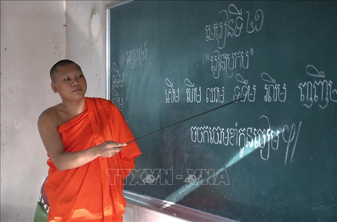 Vị Sư hướng dẫn các em nhỏ cách phát âm. Ảnh: Nguyễn Hằng - TTXVN