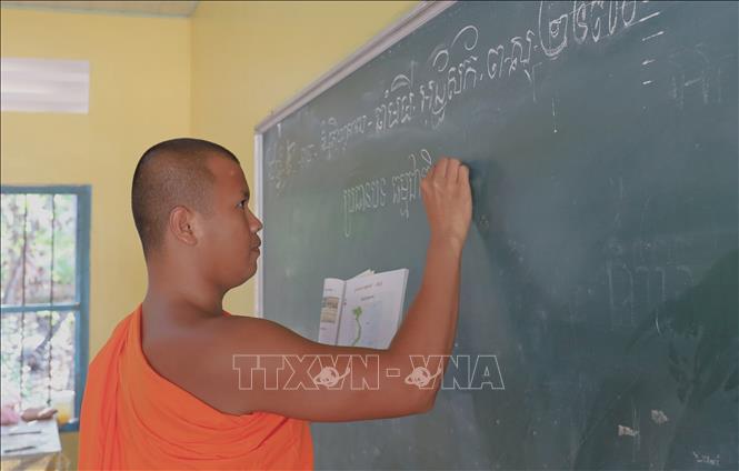 Lớp học diễn ra dưới sự truyền dạy kiến thức của các vị sư trong chùa. Ảnh: Nguyễn Hằng – TTXVN