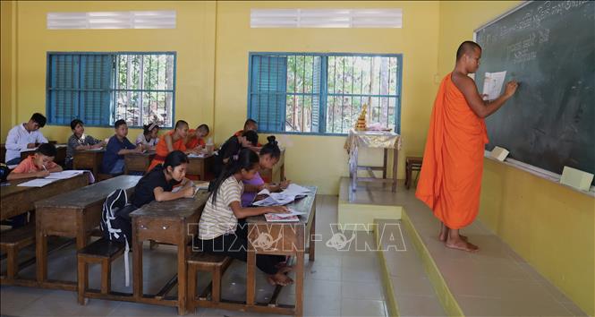 Lớp học hè dưới mái chùa Prum Visal, xã Lịch Hội Thượng, Cần Thơ. Ảnh: Nguyễn Hằng – TTXVN