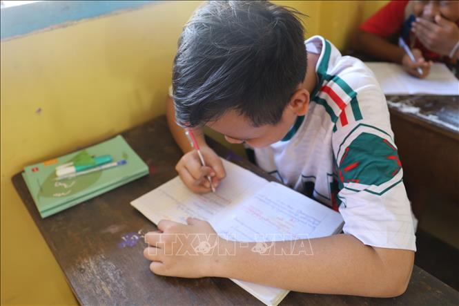  Không áp lực về điểm số hay thời gian, các em nhỏ đến với lớp học bằng tình yêu đối với ngôn ngữ dân tộc. Ảnh: Nguyễn Hằng - TTXVN