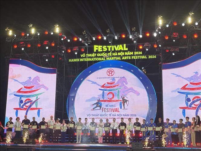 Ban tổ chức trao Giấy khen cho đại diện các tập thể và cá nhân đã có nhiều đóng góp cho Festival Võ thuật Quốc tế Hà Nội 2026. Ảnh: Tuyết Mai - TTXVN 