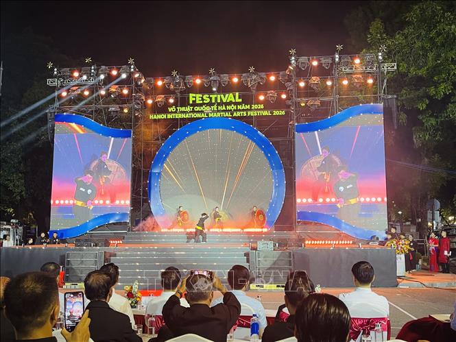Tiết mục biểu diễn võ thuật xuất sắc tại Lễ bế mạc Festival Võ thuật Quốc tế Hà Nội 2026. Ảnh: Tuyết Mai - TTXVN 