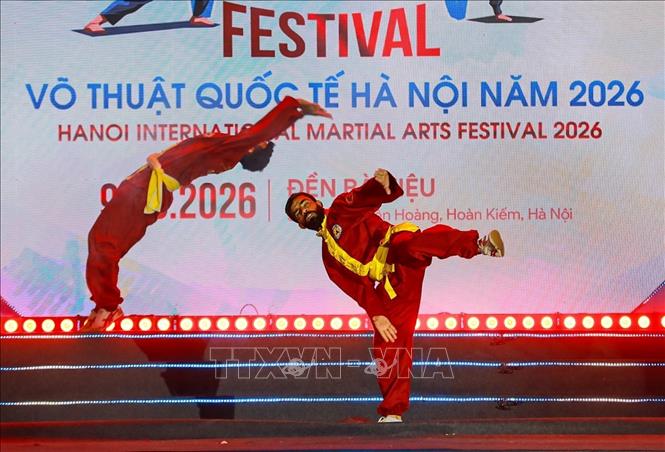 Các đoàn võ thuật cùng hội tụ, góp phần tạo nên không gian giao lưu văn hóa đa sắc màu. Ảnh: Khánh Hoà - TTXVN