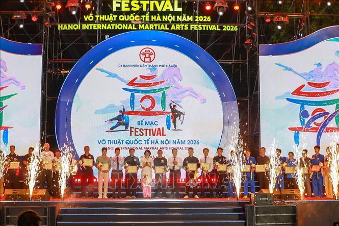 Trao tặng giấy khen cho các đoàn võ thuật trong nước và nước ngoài tham gia Festival Võ thuật quốc tế Hà Nội 2026. Ảnh: Khánh Hoà - TTXVN