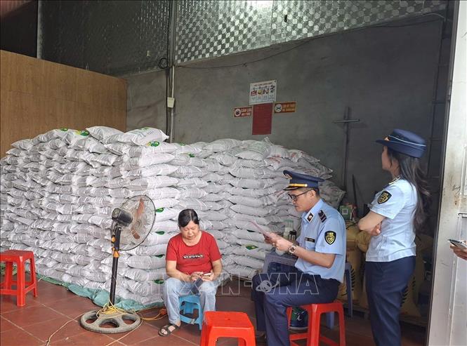 Chi cục quản lí thị trường phát hiện hộ kinh doanh Quân Lan đang đóng gạo vào bao bì Gạo Séng Cù Mường Khương. Ảnh: TTXVN phát
