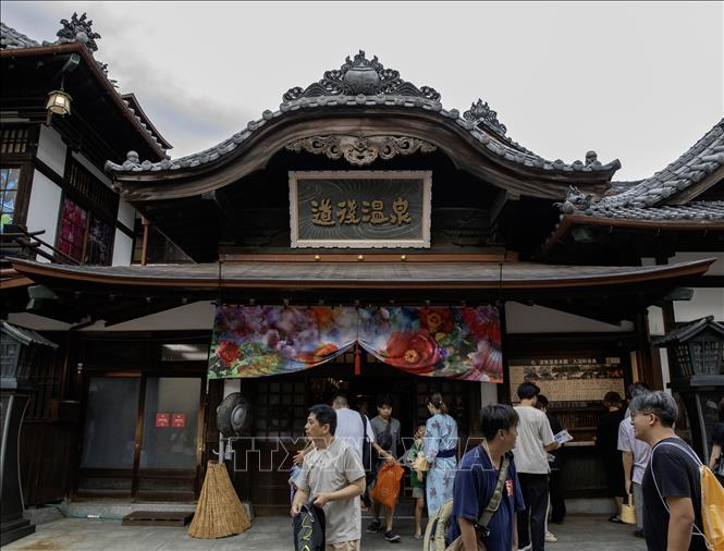 Điều đặc biệt của Honkan là đây vẫn là một nhà tắm onsen hoạt động, nơi du khách có thể trải nghiệm văn hóa tắm suối nước nóng trong một công trình có lịch sử hơn một thế kỷ.  Ảnh: Xuân Giao – PV TTXVN tại Nhật Bản