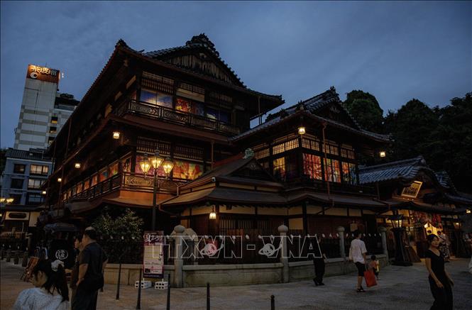 Dogo Onsen Honkan thường được coi là nguyên mẫu của nhà tắm suối nước nóng trong bộ phim hoạt hình đạt giải Oscar  “Vùng đất linh hồn” (Spirited Away).  Ảnh: Xuân Giao – PV TTXVN tại Nhật Bản