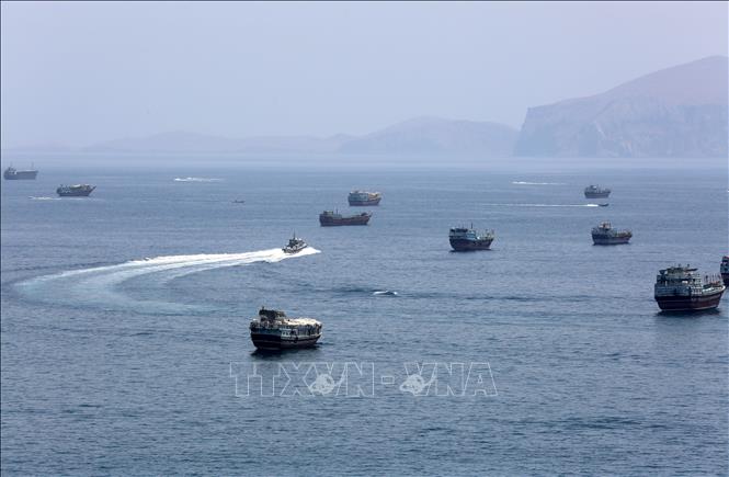Tàu thuyền di chuyển trên eo biển Hormuz, gần thị trấn Khasab, miền Bắc Oman ngày 20/6/2026. Ảnh: THX/TTXVN phát