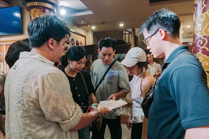 Sự quan tâm của lớp công chúng trẻ cho thấy khả năng mở rộng đối tượng thưởng thức đối với nghệ thuật Tuồng trong đời sống đương đại. Ảnh: Phạm Tuấn Anh - TTXVN