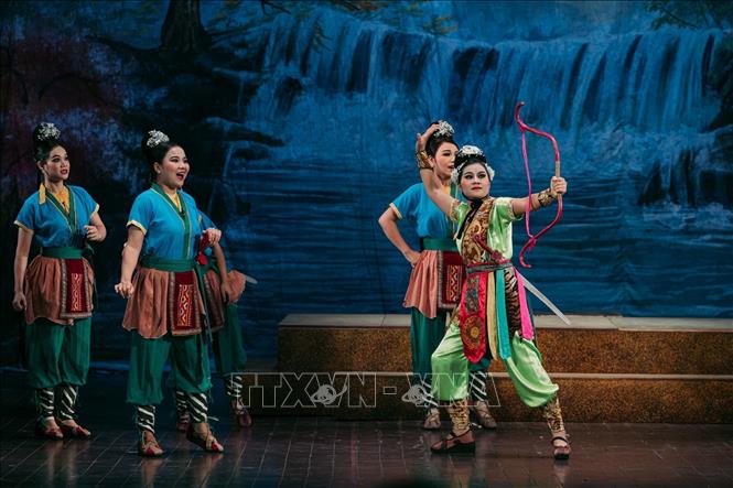 Những yếu tố thị giác mạnh của Tuồng tạo thuận lợi để loại hình sân khấu truyền thống tiếp cận khán giả trẻ và du khách quốc tế. Ảnh: Phạm Tuấn Anh - TTXVN