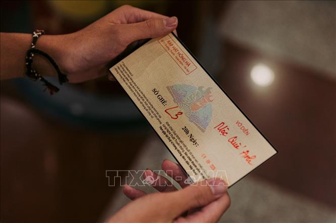 Tấm vé xem vở Tuồng “Mộc Quế Anh dâng cây” mở đầu cho một trải nghiệm văn hóa về đêm, nơi nghệ thuật sân khấu truyền thống được đưa vào đời sống đô thị bằng hình thức biểu diễn có tổ chức, phục vụ công chúng và du khách. Ảnh: Phạm Tuấn Anh - TTXVN