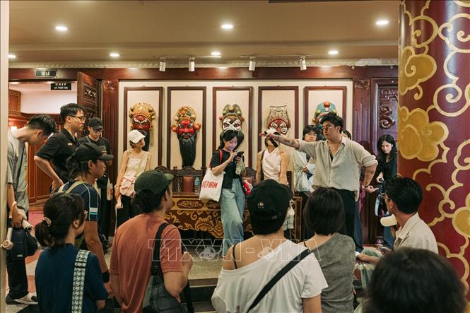 Anh Lê Duy Trung, founder của Gu Hanoi đang giải thích một số động tác Tuồng cho nhóm du khách đến xem vở diễn 