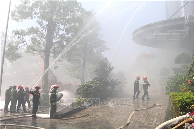 Các lực lượng tham gia chữa cháy. Ảnh: Chu Hiệu - TTXVN