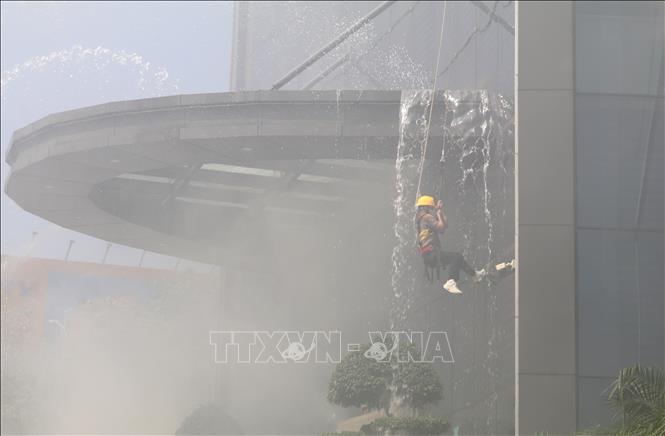Phương án cứu hộ cứu nạn do cháy gây ra. Ảnh: Chu Hiệu - TTXVN