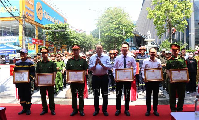 Tặng Bằng khen cho các tập thể, cá nhân có thành tích xuất sắc . Ảnh: Chu Hiệu-TTXVN