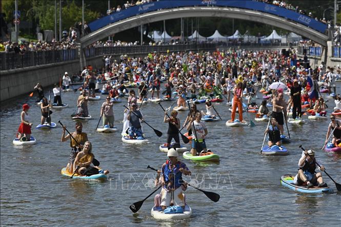Người dân tham gia lễ hội chèo ván đứng Yauzafest tại Moskva (Nga), ngày 9/8/2026. Ảnh: THX/TTXVN phát