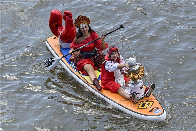 Người dân tham gia lễ hội chèo ván đứng Yauzafest tại Moskva (Nga), ngày 9/8/2026. Ảnh: THX/TTXVN phát