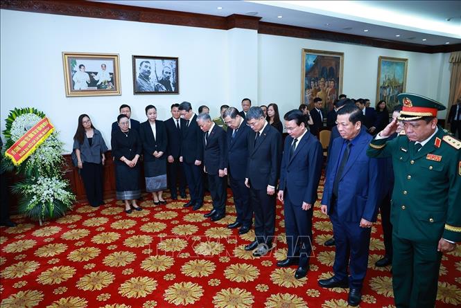 Prime Minister Le Minh Hung and delegates pay respects to Lao National Assembly President Xaysomphone Phomvihane. VNA Photo: Dương Giang 