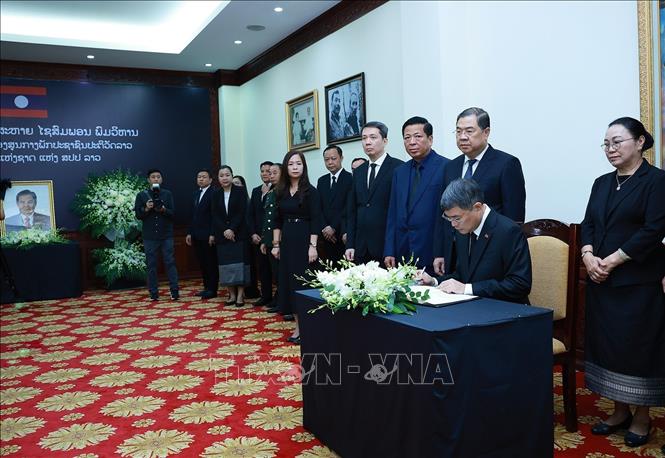 Prime Minister Le Minh Hung writes in the book of condolences. VNA Photo: Dương Giang 