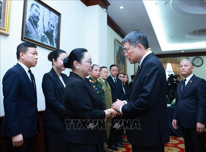 Prime Minister Le Minh Hung extends his deepest condolences to staff of the Lao Embassy on the NA President's passing. VNA Photo: Dương Giang 