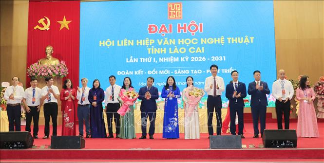 Ban Chấp hành Hội Văn học nghệ thuật tỉnh Lào Cai khóa I, nhiệm kỳ 2026 - 2031, gồm 15 thành viên, ra mắt Đại hội. Ảnh: Đinh Thùy - TTXVN
