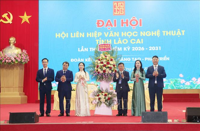 PGS.TS, Nhạc sĩ Đỗ Hồng Quân, Phó Chủ tịch Uỷ ban Mặt trận Tổ quốc Việt Nam, Chủ tịch Liên hiệp các Hội văn học Nghệ thuật Việt Nam tặng hoa chúc mừng Đại hội. Ảnh: Đinh Thùy - TTXVN