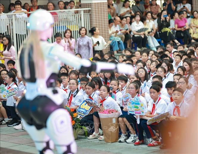 Học sinh hào hứng giao lưu cùng Robot AI hình người 
