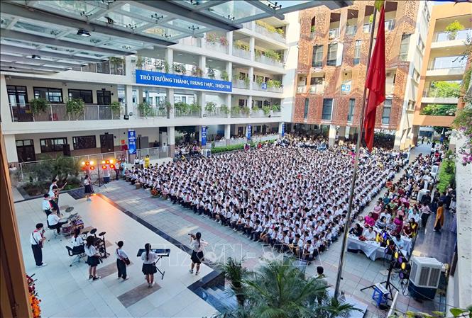 Hơn một nghìn học sinh khối 6 đã chính thức bước qua cánh cổng trường THCS Giảng Võ sau sáp nhập, mang theo biết bao háo hức, hồi hộp và cả những ước mơ đầu tiên của tuổi mới lớn. Ảnh: Thanh Tùng - TTXVN
