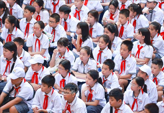 Mỗi năm học mới là một chương mới được mở ra. Với các em học sinh lớp 6, hôm nay còn là dấu mốc đặc biệt hơn thế. Đây không chỉ là ngày đầu tiên ở bậc học mới, mà còn là khóa học đầu tiên của một Giảng Võ mới - nơi những học sinh đến từ ba mái trường giàu truyền thống cùng gặp gỡ, cùng bắt đầu dưới một mái nhà chung. Ảnh: Thanh Tùng - TTXVN